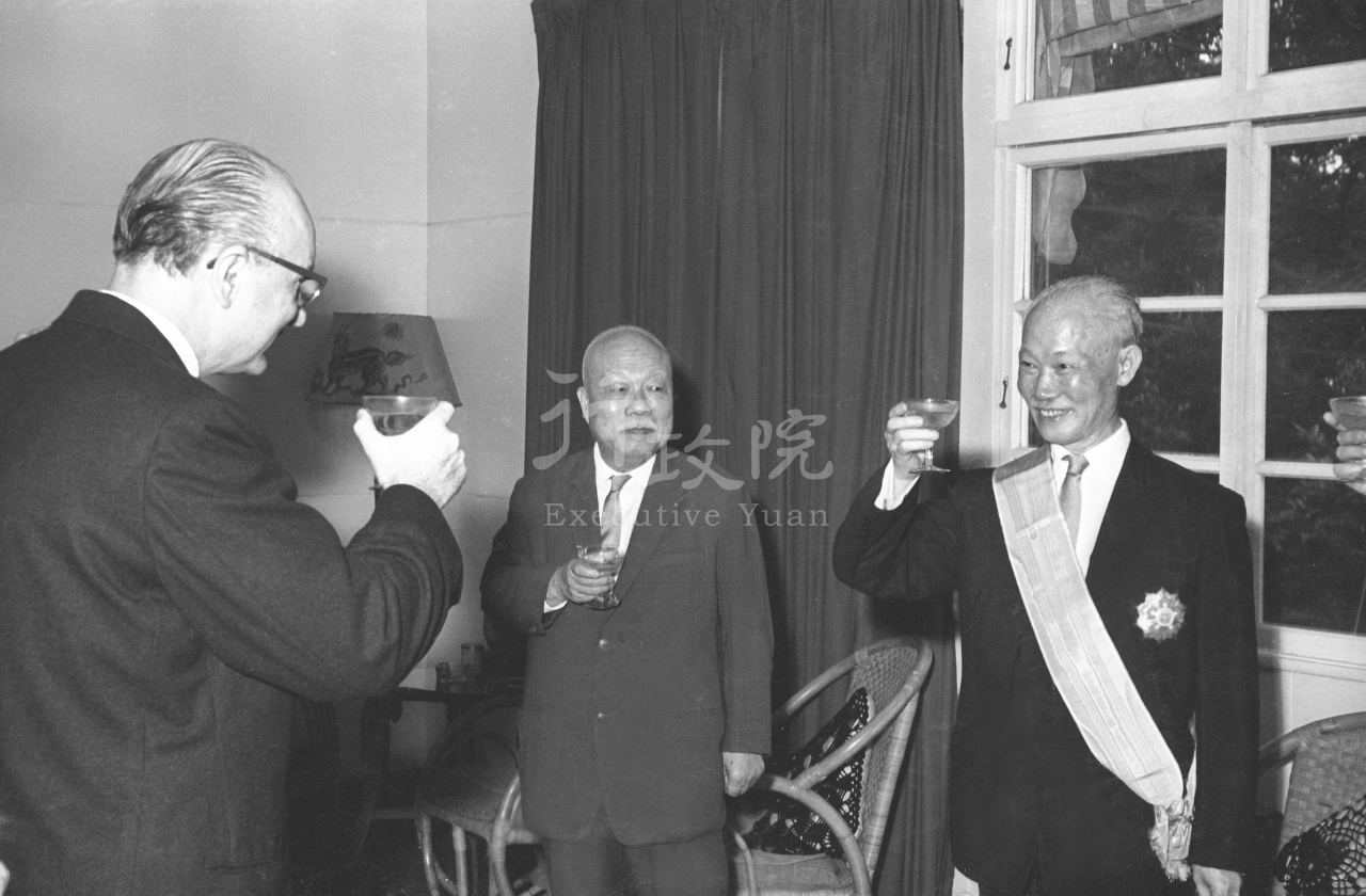 1962年7月6日副總統陳誠接受瓜地馬拉駐華大使韋凱諾贈勳 共1張 　共1張