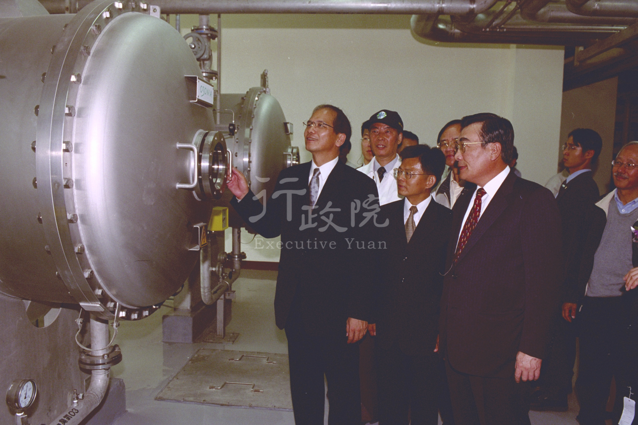 2003年11月23日行政院長游錫堃陪同陳水扁總統參加高雄淨水場通水典禮 共2張 　共2張