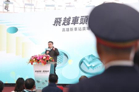 2024年12月28日行政院長卓榮泰出席「飛越車頭 圓夢啟程–高雄新車站廣場成圓天棚啟用典禮」。　共9張