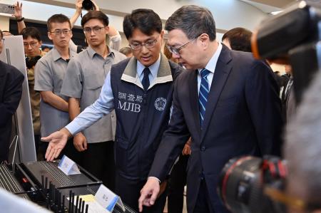 2024年8月9日行政院長卓榮泰出席「法務部調查局偵辦重大電信詐欺案件暨臺美合作破獲跨境機房」成果記者會。　共8張