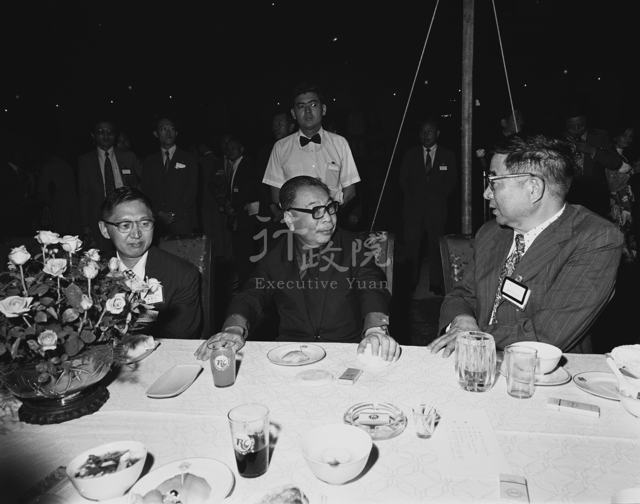 1975年8月12日行政院長蔣經國出席國家建設研究會代表接待園遊會 共2張 　共2張
