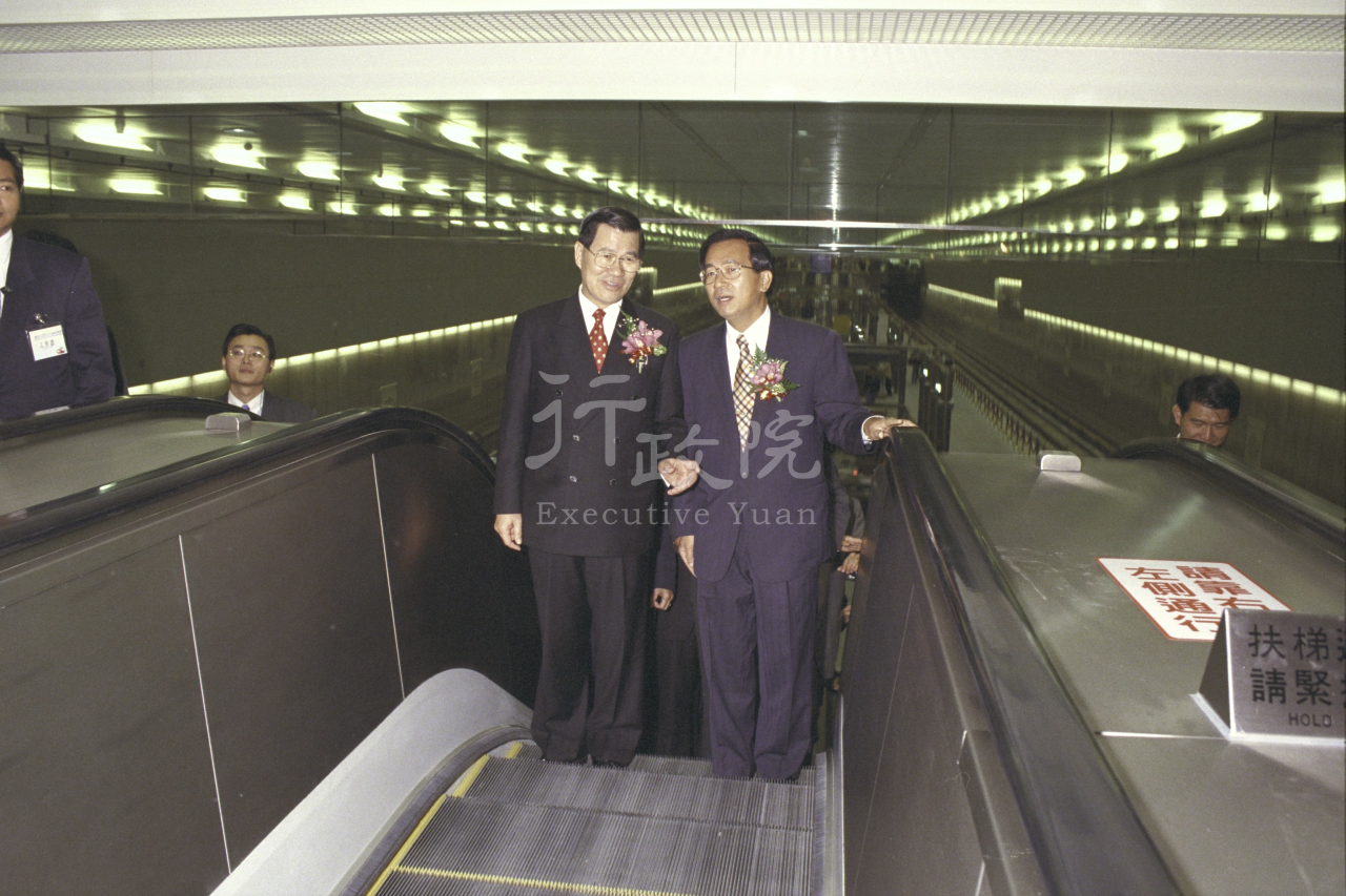 1998年12月24日行政院長蕭萬長參加中和線捷運通車典禮 共1張 　共1張