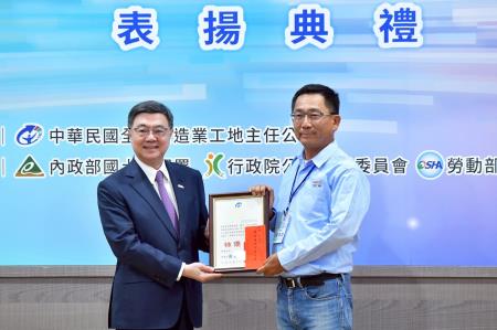 2026年7月16日行政院長卓榮泰出席「第11屆優良工地主任表揚典禮」 　共7張