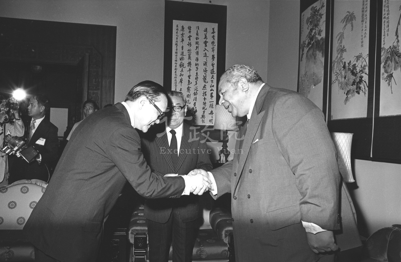 1977年9月19日行政院長蔣經國接見東加王國國王杜包四世伉儷 共2張 　共2張