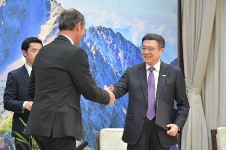 2024年10月16日行政院長卓榮泰接見歐洲經貿辦事處_EETO_谷力哲處長一行7　共7張