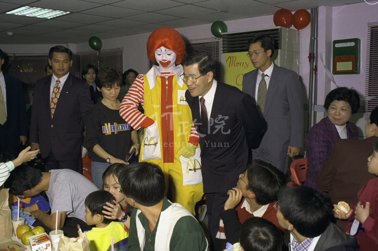 1997年12月21日行政院長蕭萬長與忠義育幼院小朋友共渡聖誕 共1張 　共1張