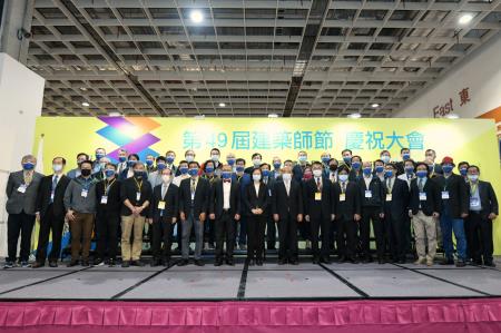 2020年12月12日行政院長蘇貞昌出席第49屆建築師節慶祝大會1845222　共3張