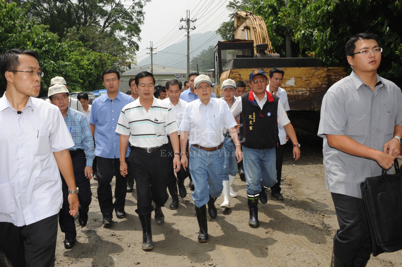 劉兆玄院長視察埔里鎮牛眠橋損毀情形 共2張 　共2張