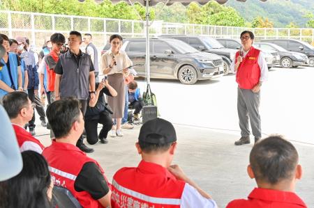 卓院長今(2)日視察高雄地區自來水災損復原暨慰勉搶修工程人員照片 共4張