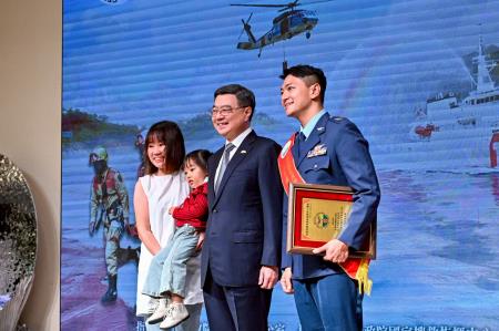 2025年11月3日行政院長卓榮泰出席「114年搜救有功人員表揚暨AI智慧搜救派遣系統中程計畫成果記者會」　共8張