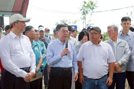 2025年7月25日行政院長卓榮泰視察新塭滯洪池光電板毀損清除進度　共5張