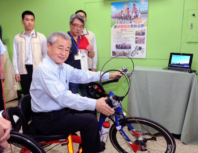 毛揆參訪鞋技中心 關心身障輔具研發並期產業放眼全球市場