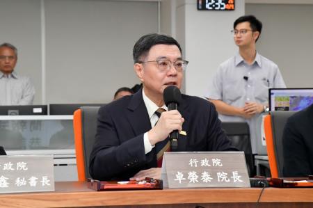 行政院長卓榮泰視察中央氣象署並關心「康芮颱風動態」及對全臺的影響　共6張