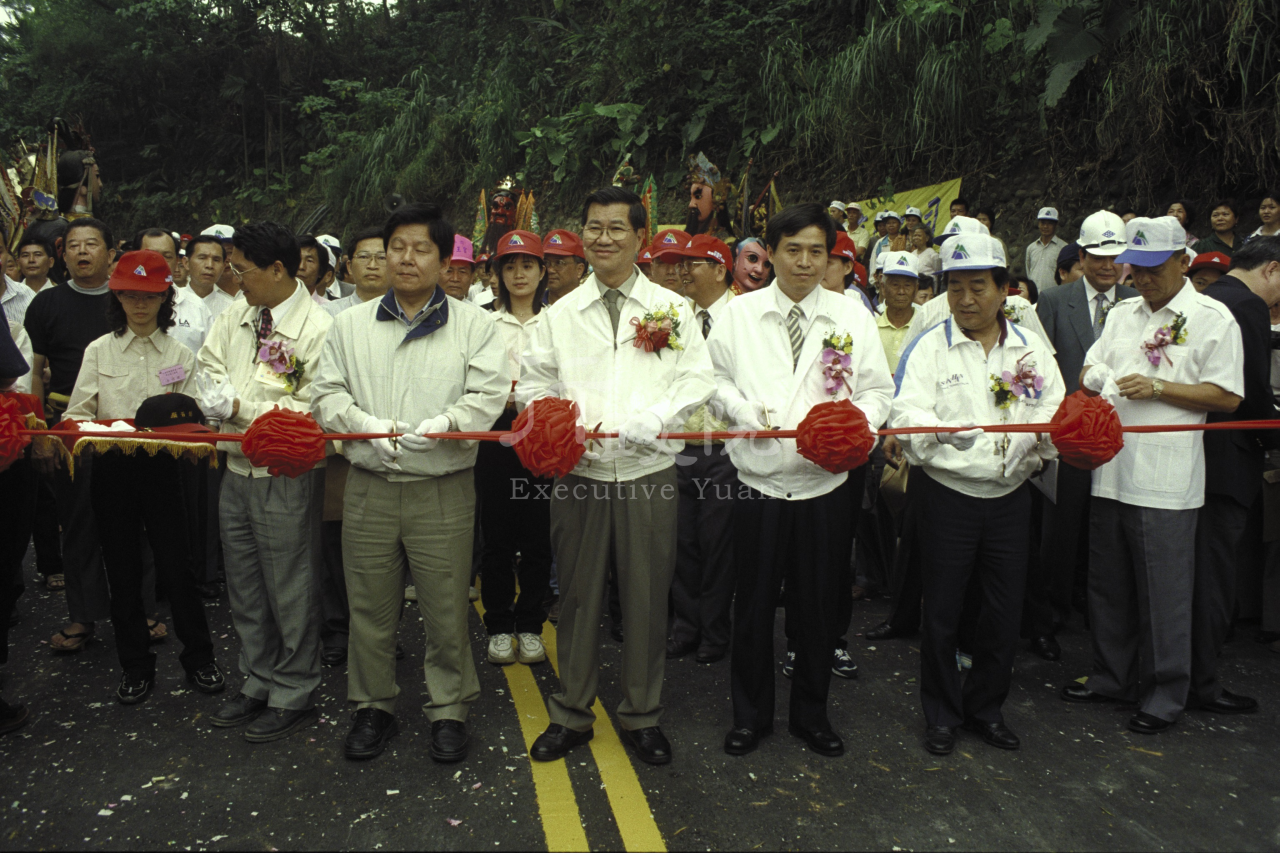 2000年5月10日行政院長蕭萬長參加南投鯉魚橋龍門橋重建工程聯合通車典禮 共1張 　共1張