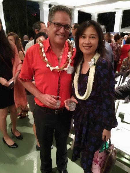 Kolas與當地具有影響力的原住民籍州參議員Kalani English(左)為舊識,再次碰面敘舊