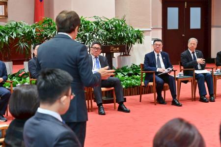 2025年4月2日行政院長卓榮泰接見「第32屆亞洲臺灣商會聯合總會回國訪問團」　共9張