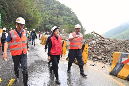 行政院副院長鄭麗君視察蘇花公路（台9線）117k+500新澳隧道北口道路中斷搶通情形 　共5張