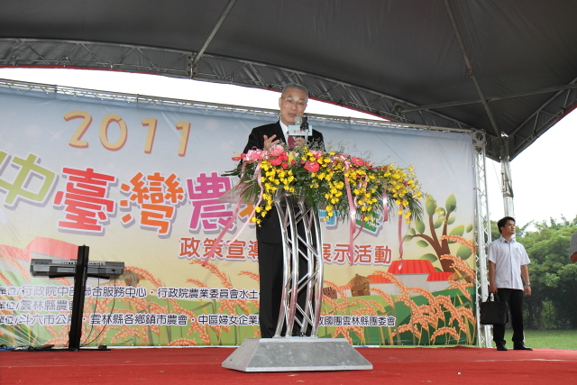 吳院長出席「2011中台灣農村再生政策宣導成果展示活動」 　共1張