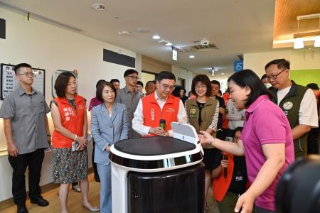 2024年7月22日行政院長卓榮泰視察屏東縣政府多層級樂活照顧服務園區。