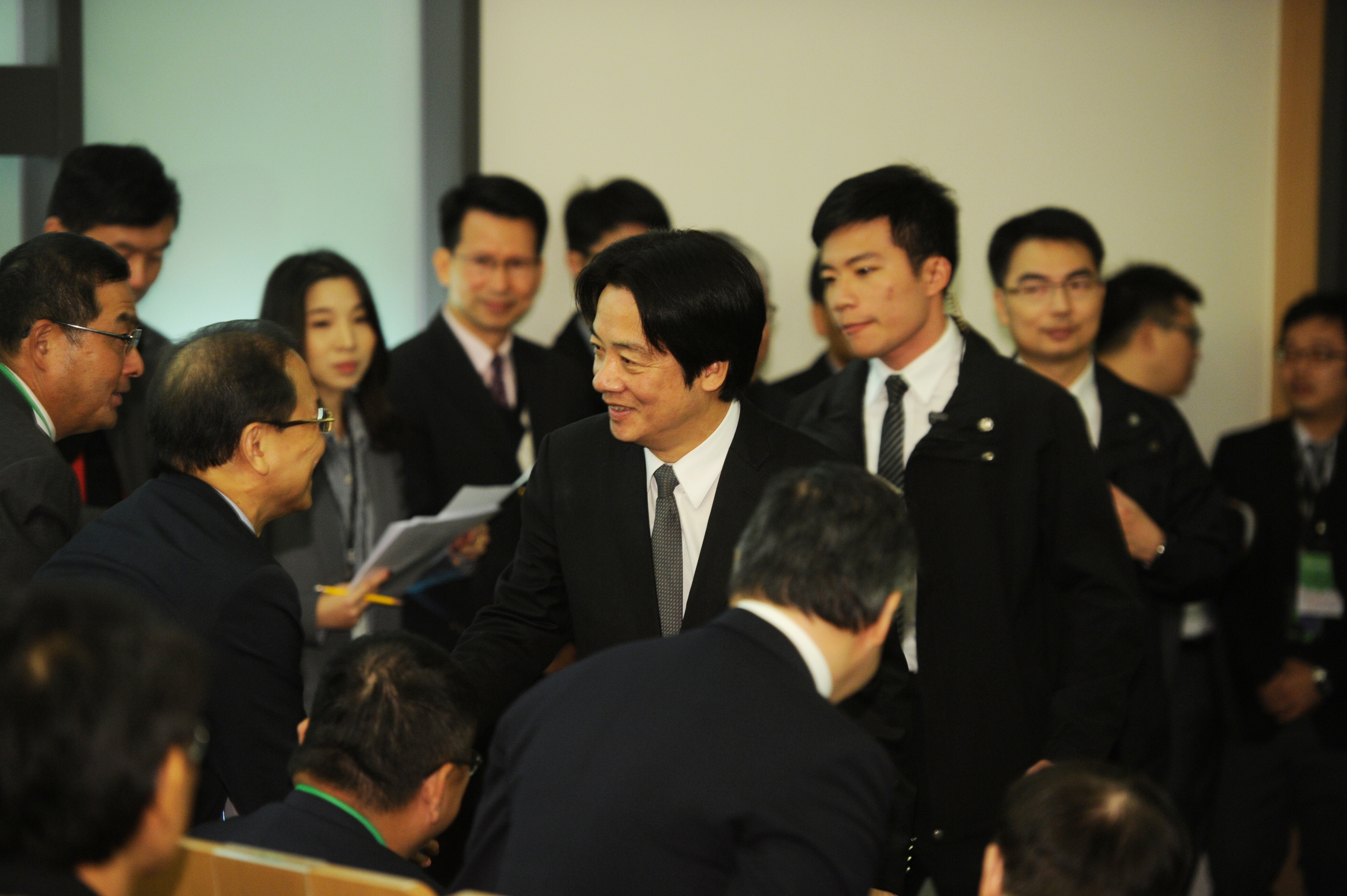 賴揆：政府積極鼓勵投資、打造新創產業友善環境