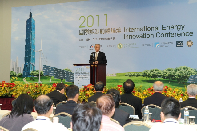 吳揆出席2011國際能源前瞻論壇暨100年全國公教美展 　共1張