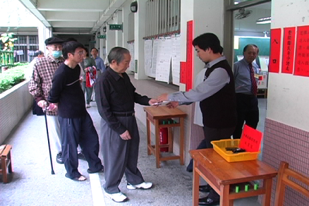 民眾準備領取選票行使投票權。(圖／中選會提供)