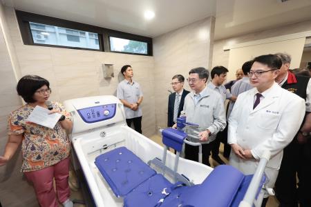 2026年5月29日行政院長卓榮泰視察台北榮總鳳林分院附設頤園住宿長照機構 　共6張