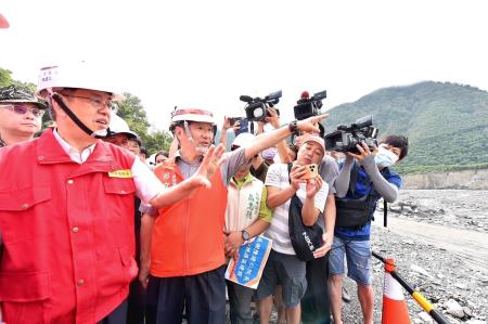 2023年8月7日行政院長陳建仁視察台20線94.5K明霸克露橋（便橋）損壞情形及視察高雄市桃源區公所救災情形9 　共15張