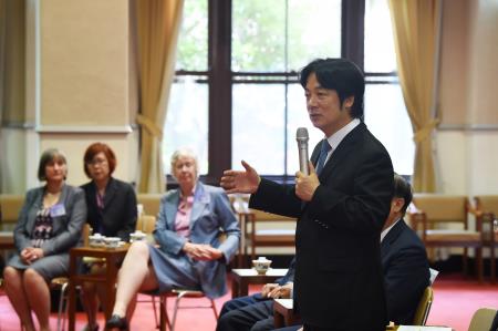 1071025行政院長賴清德接見金商獎中外得獎企業及相關獎項得獎單位_S__50421903 　共5張