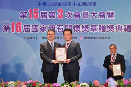 2024年6月26日行政院長卓榮泰出席「中華民國全國中小企業總會第15屆第3次會員大會暨第16屆國家磐石關懷獎章贈獎典禮」。　共7張