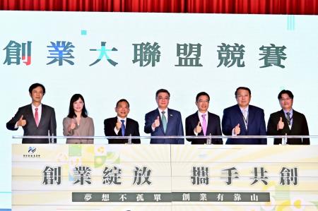2025年8月28日行政院長卓榮泰出席「創業綻放計畫」啟動記者會 　共4張