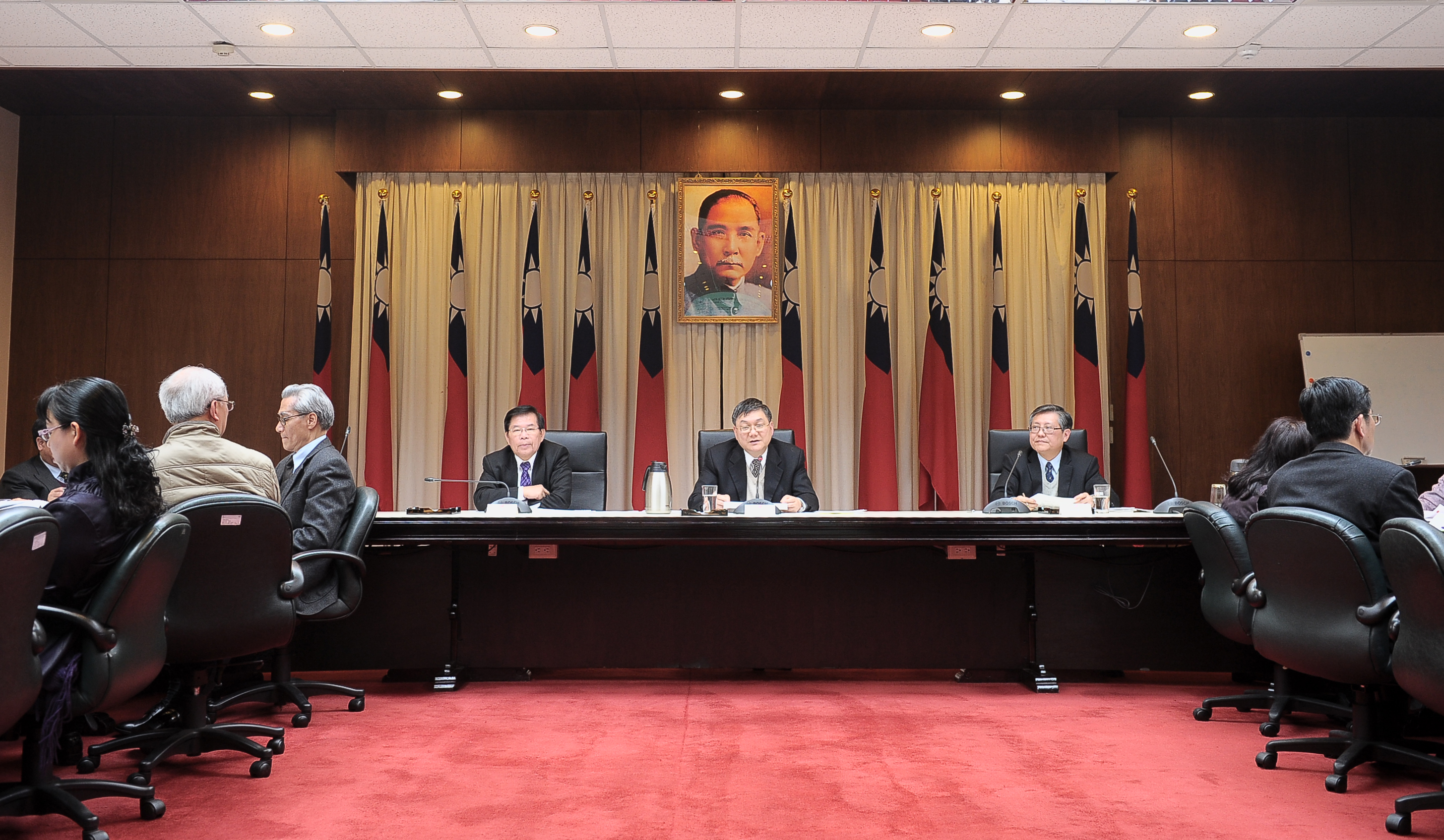 政院召開交接作業研商會議 要求各部會全力以赴 延續施政無縫接軌 　共2張