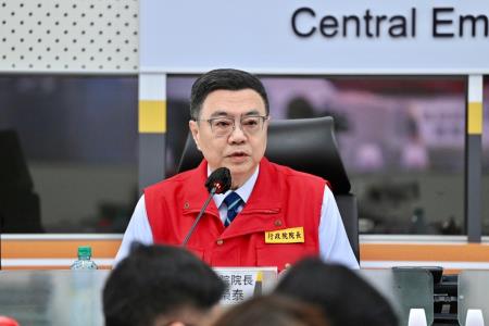 2024年7月24日行政院長卓榮泰陪同總統視導凱米颱風中央災害應變中心第四次工作會報4　共5張