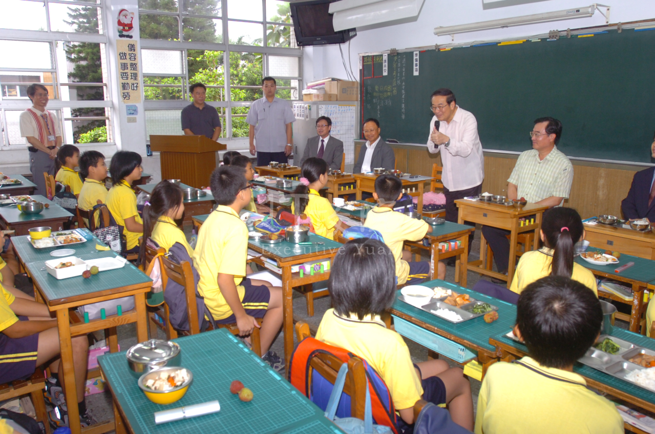 2007年6月5日行政院張俊雄院長與台中市黎明國小學童共進營養午餐活動 共2張 　共2張