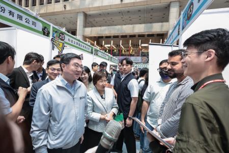 2026年4月11日行政院長卓榮泰出席「2026年僑生就業博覽會」 　共7張