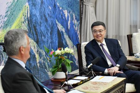 卓院長今(2)日接見英國在台辦事處鄧元翰代表一行照片_5 共7張　共7張