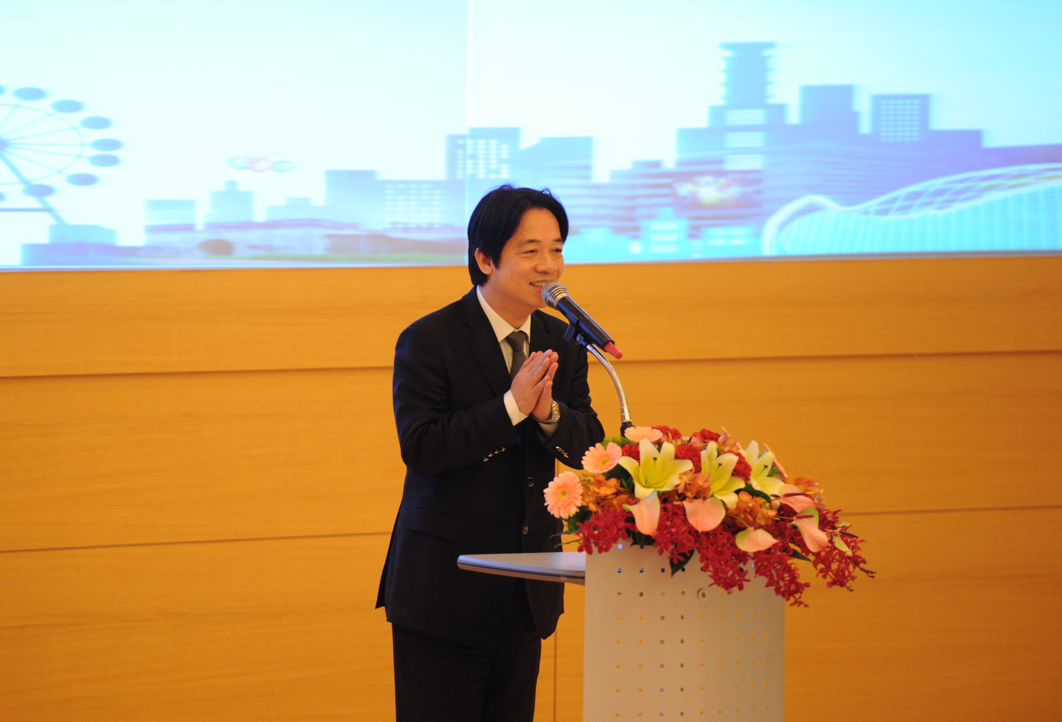 賴揆走訪高雄 期許中央地方合力落實前瞻、長照2.0及維護空氣品質　共4張