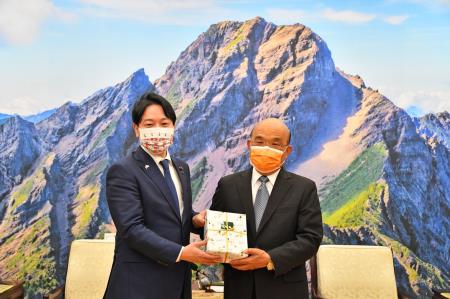 2022年5月4日行政院長蘇貞昌接見日本自民黨青年局長小倉將信眾議員一行3 　共7張