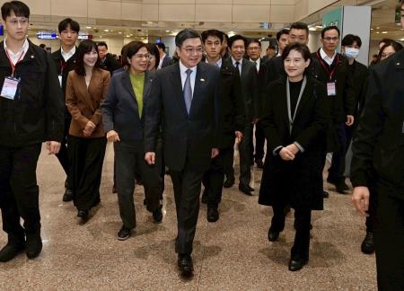 2026年1月19日行政院長卓榮泰赴桃園機場迎接鄭麗君副院長一行 凱旋歸國 　共7張