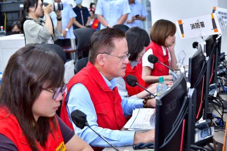 2026年7月10日行政院長卓榮泰陪同總統賴清德視導巴威颱風中央災害應變中心 　共6張