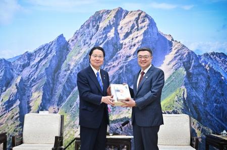 卓院長今（20）日接見「日本台灣親善協會會長衛藤征士郎前眾議員一行」照片 共5張　共5張