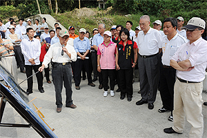 吳揆視察埔里東埔野溪整治情形，盼南投縣政府儘快解決71縣道1公里道路改善瓶頸問題。 　共1張