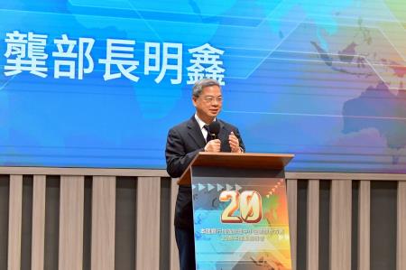 2025年11月25日行政院長卓榮泰出席「本國銀行加強辦理中小企業放款方案20週年成果高峰會」 　共6張