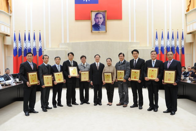 江揆主持中央災害防救會報 頒發102年災害防救訪評績優縣市 　共1張