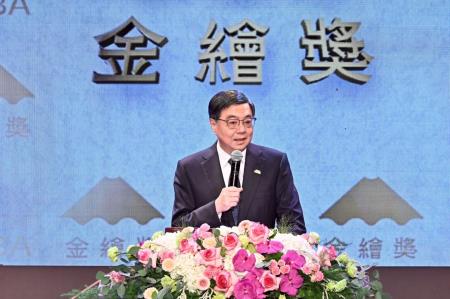 2026年4月23日行政院長卓榮泰出席「第1屆金繪獎頒獎典禮」 　共4張