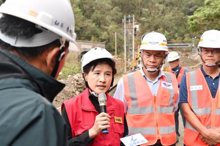 行政院副院長鄭麗君視察蘇花公路（台9線）117k+500新澳隧道北口道路中斷搶通情形 　共5張