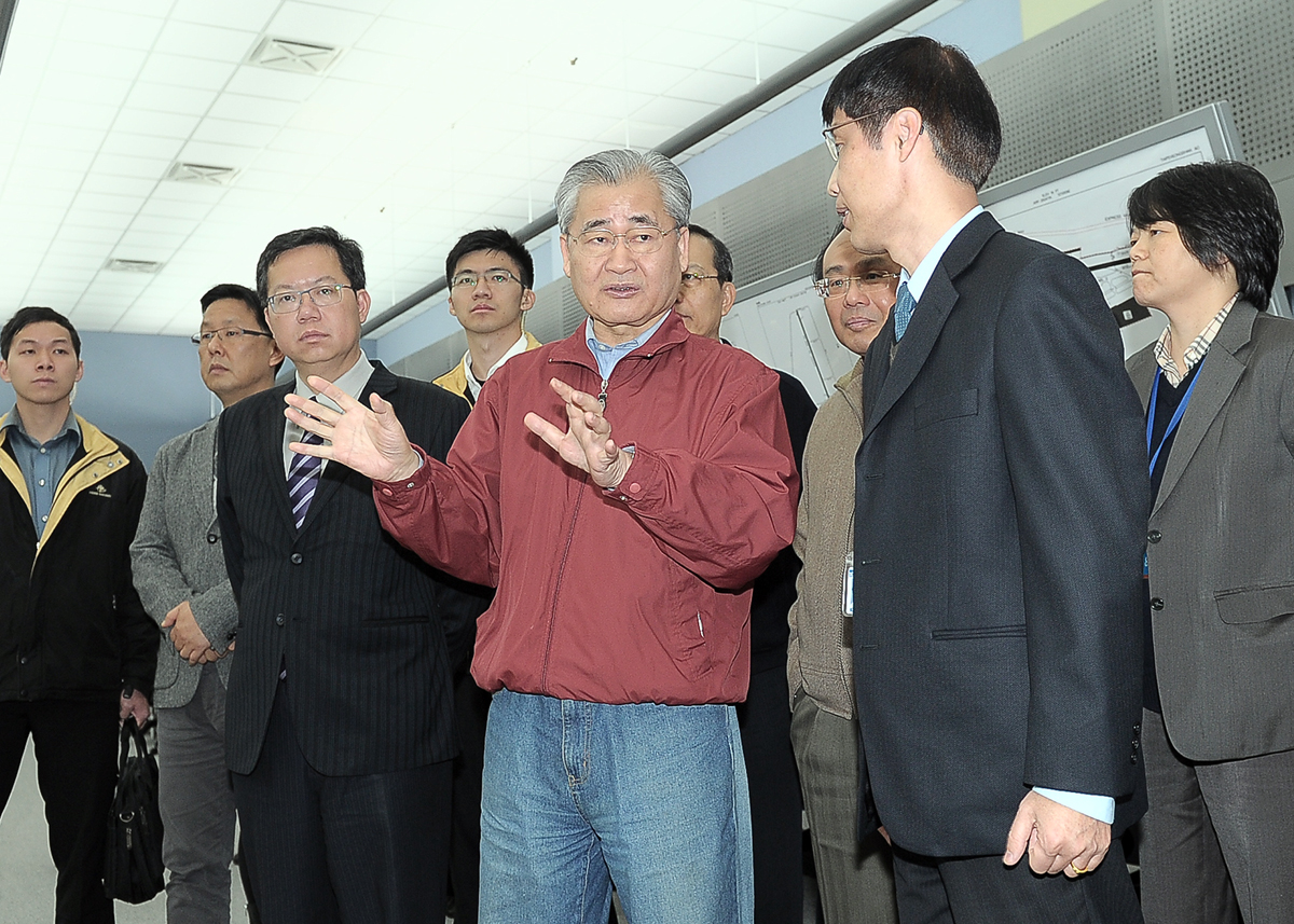 除夕日毛揆訪視高鐵及航空春節疏運狀況並慰勉派出所同仁 　共3張