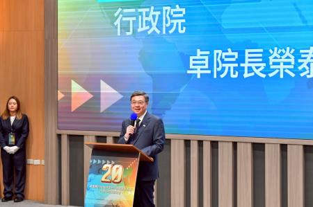 2025年11月25日行政院長卓榮泰出席「本國銀行加強辦理中小企業放款方案20週年成果高峰會」 　共6張