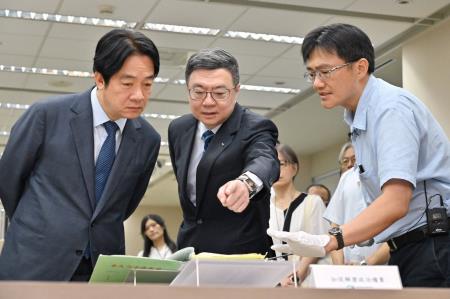 2024年7月15日行政院長卓榮泰解嚴紀念日視察「政治檔案開放應用情形」7　共9張