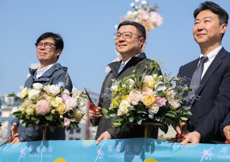 2024年12月28日行政院長卓榮泰出席「飛越車頭 圓夢啟程–高雄新車站廣場成圓天棚啟用典禮」。　共9張